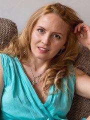 Tattooed MILF Mamie strips naked and toys her shaved pussy on the couch