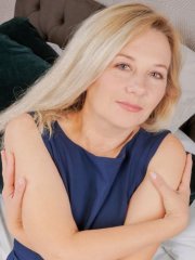 Blonde MILF Laura Kam strips and spreads her shaved hole in the bedroom